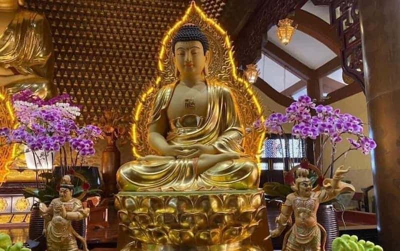 Dâng Đèn Cúng Phật có ý nghĩa và Phước báu như thế nào?