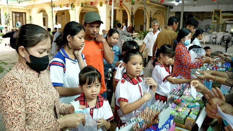 TP.Cần Thơ: Gian hàng dụng cụ học tập 0 đồng hỗ trợ học sinh và sinh viên có hoàn cảnh khó khăn