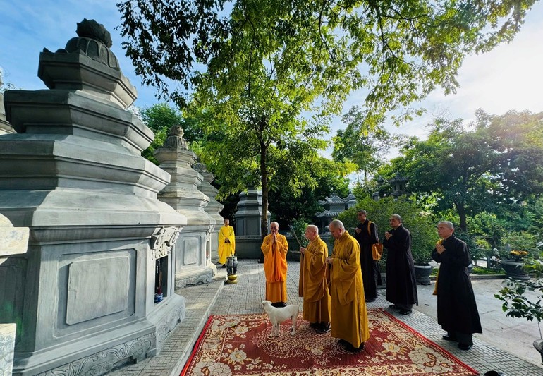 Hòa thượng Thích Thiện Nhơn và Thượng tọa Thích Đức Thiện thăm bảo tháp Hòa thượng Thích Huệ Trí