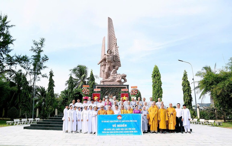 TP.HCM: Đại biểu các tôn giáo trên địa bàn H.Bình Chánh tham gia “Hành trình về nguồn”