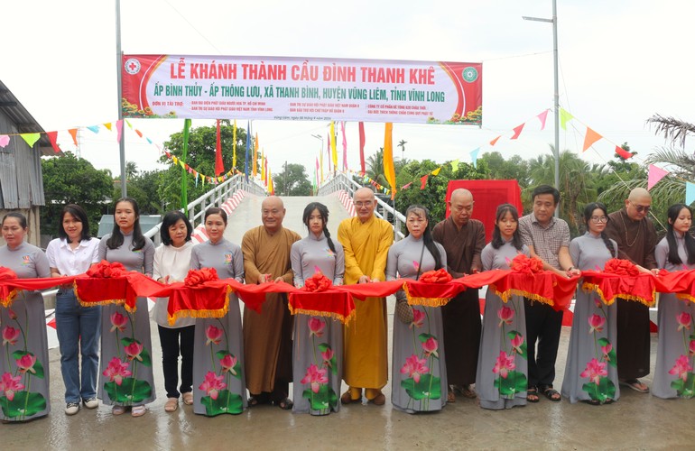 Khánh thành cầu Đình Thanh Khê, trao quà đến các hộ nghèo tại H.Vũng Liêm, Vĩnh Long