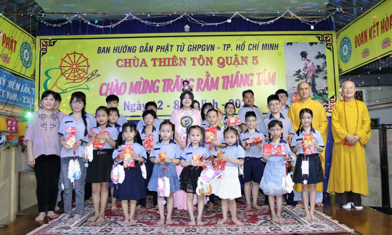 Chùa Thiên Tôn (Q.5), Quan Âm (Q.8) tổ chức “Đêm hội trăng rằm”, tặng quà Trung thu cho thiếu nhi