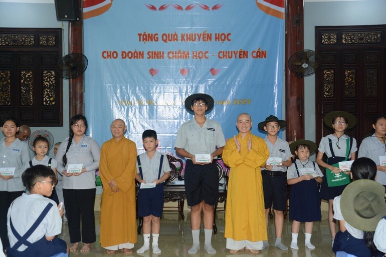 Đà Nẵng: Ban Bảo trợ tặng quà khuyến học đến 300 em đoàn sinh Gia đình Phật tử