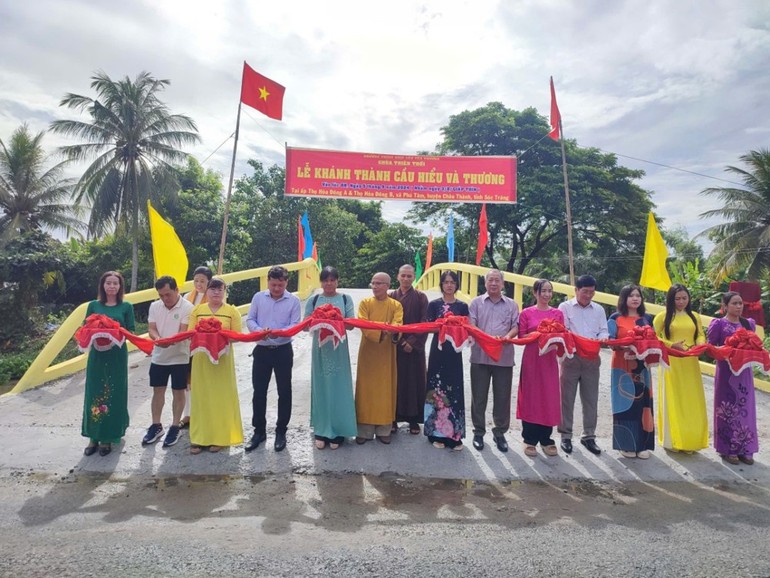 Sóc Trăng: Chùa Thiên Thới khánh thành 4 cầu bê-tông nông thôn và tặng quà đến người nghèo