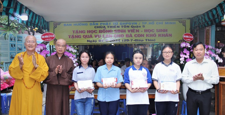 Chùa Thiên Tôn, Thiên Trì trao học bổng cho học sinh, tặng quà đến người nghèo tại địa phương