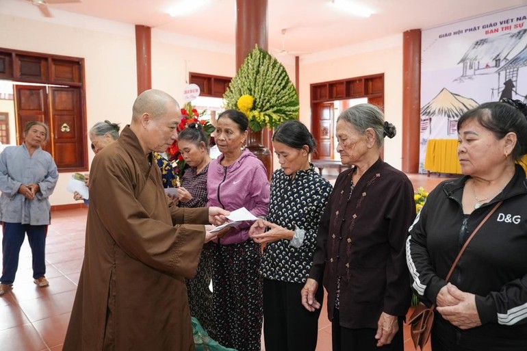 Hà Tĩnh: Hòa thượng Thích Bảo Nghiêm trao 100 phần quà đến các gia đình diện chính sách