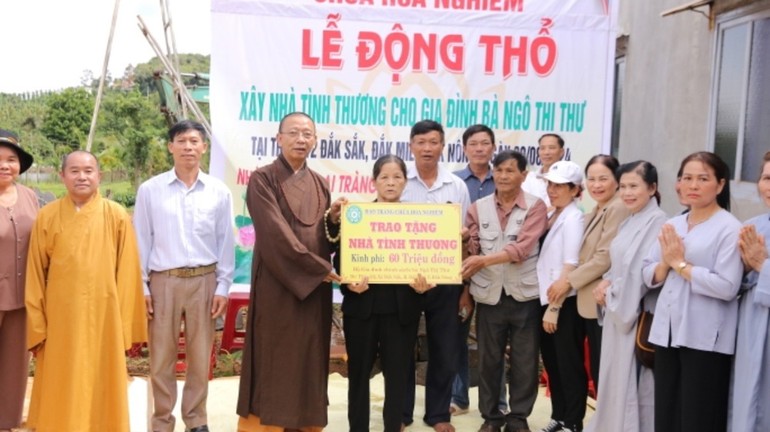 Chùa Hoa Nghiêm (Đắk Nông), chùa Minh Giác (TP.Thủ Đức) xây dựng nhà và tặng quà đến hộ nghèo