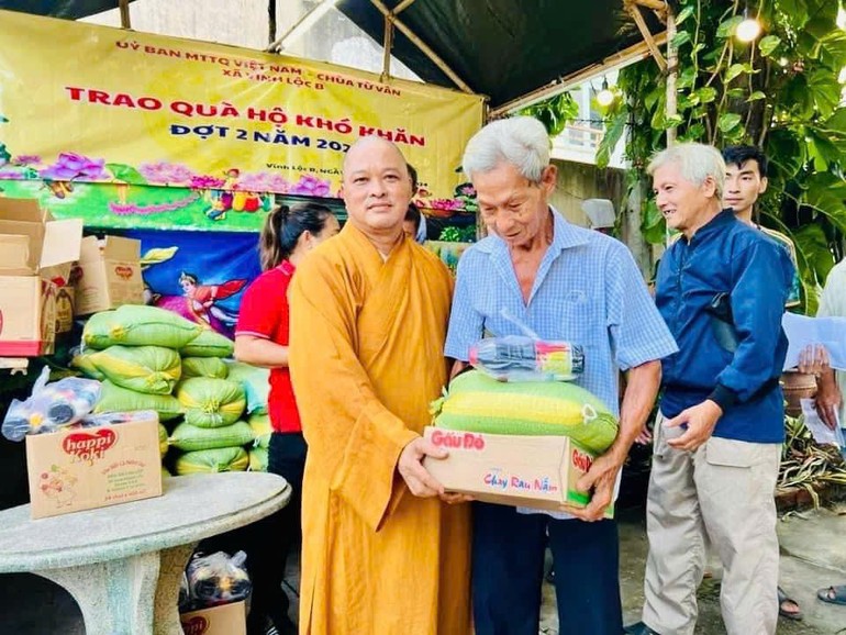 Phật giáo H.Bình Chánh tặng 3.900 phần quà, với tổng trị giá gần 1 tỷ đồng đến người nghèo