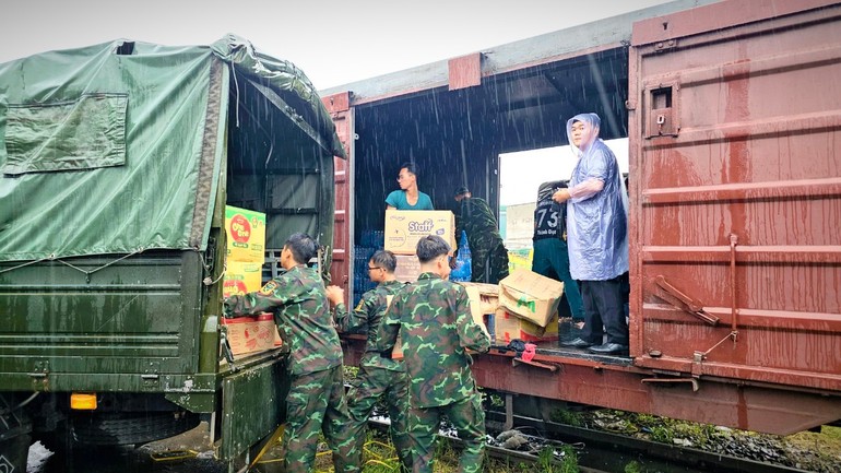 Ban Cứu trợ TP.HCM chuyển 80 tấn hàng bằng tàu hỏa ra vùng bão lũ tỉnh Yên Bái và Phú Thọ