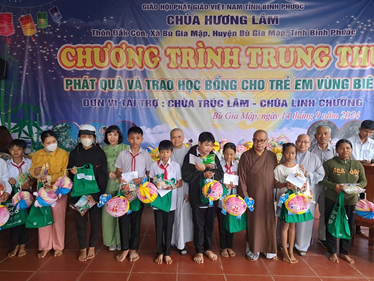 Tết Trung thu: Nhiều đơn vị, tự viện tổ chức trao học bổng, tặng quà cho thiếu nhi các địa phương