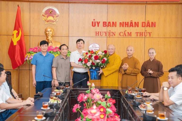 Thanh Hóa: Huyện ủy H.Cẩm Thủy gặp mặt, giao lưu với đại biểu chức sắc các tôn giáo