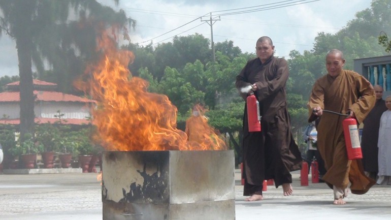 Bến Tre: Tăng Ni tham gia tập huấn, bồi dưỡng nghiệp vụ về phòng cháy chữa cháy, cứu nạn