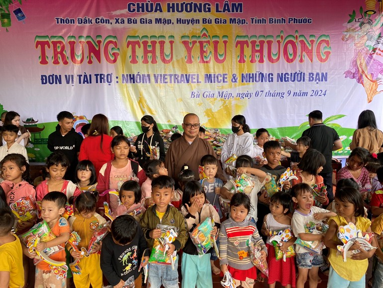 Chùa Hương Lâm (Bình Phước) tặng quà trung thu sớm đến các em thiếu nhi đồng bào dân tộc