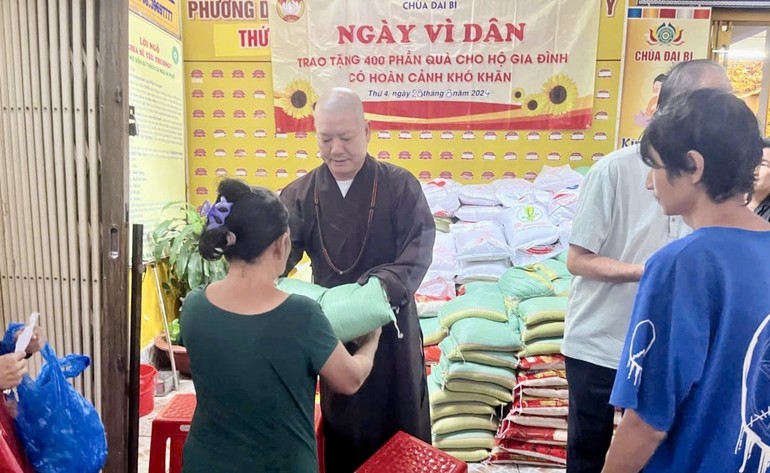 Chùa Đại Bi (Q.6) tặng 350 phần quà trong chương trình “Ngày vì dân”