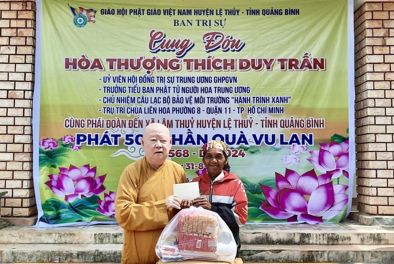 Chùa Liên Hoa (TP.HCM) tặng 500 phần quà đến đồng bào dân tộc tỉnh Quảng Bình