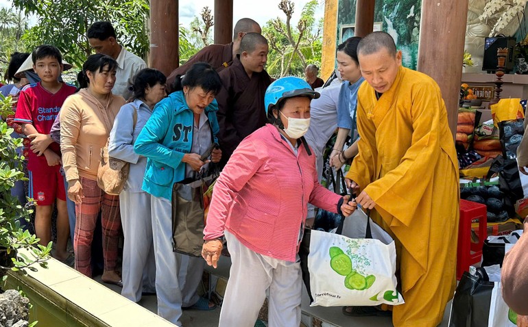 Chùa Kim Thiền, thiền viện Vạn Hạnh trao học bổng và quà đến học sinh, người dân khó khăn