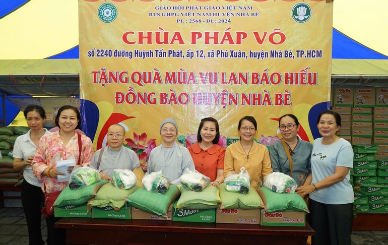 Chùa Pháp Võ (H.Nhà Bè) tặng 500 phần quà đến người có hoàn cảnh khó khăn tại địa phương