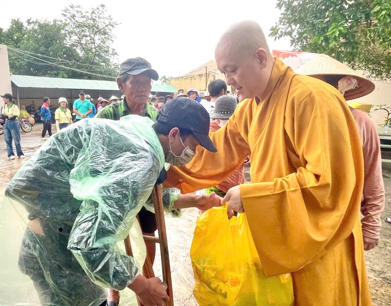 Các tự viện, nhà hảo tâm hỗ trợ xây nhà tình thương và tặng quà đến những gia đình khó khăn