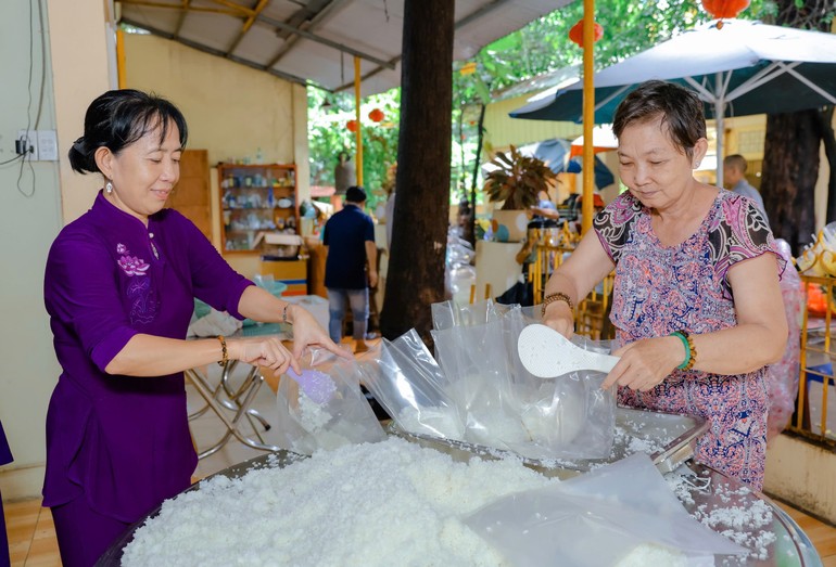 Chùa Minh Đức (TP.Thủ Đức) chuyển 500 phần cơm hút chân không đến đồng bào vùng bão lụt miền Bắc